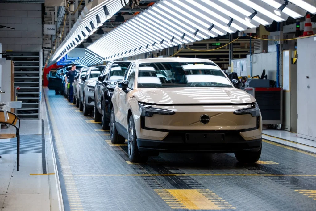 Montadora implementando tecnologias avançadas para atender às regulamentações de 2025.