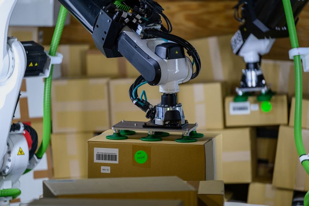 Robô humanoide com dois braços para carregamento em Logística