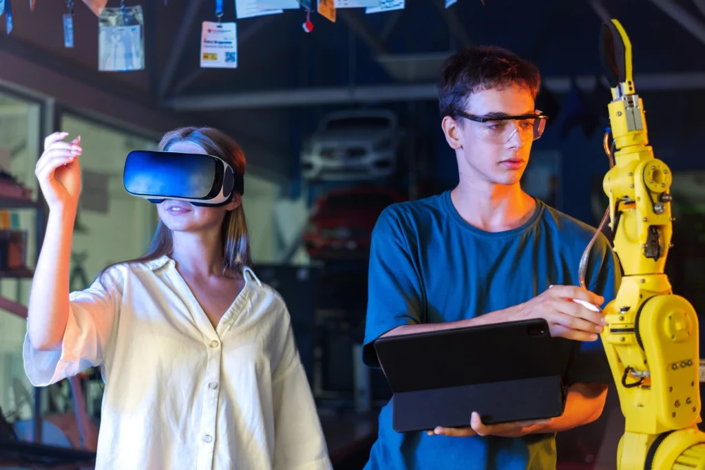 Profissional de TI em fábrica inteligente operando painéis digitais, simbolizando o desafio de talentos da Indústria 4.0.