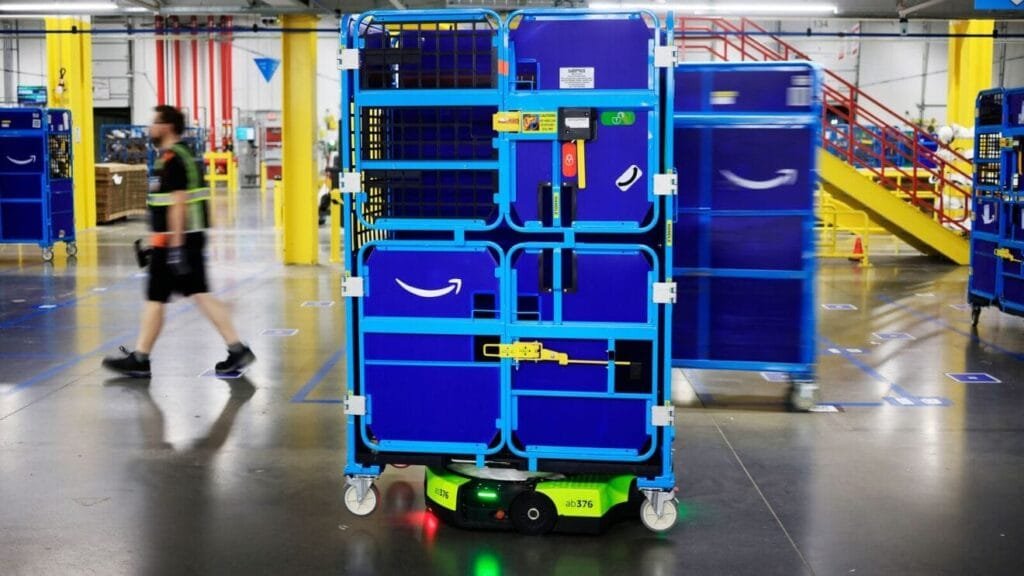 Robô autônomo da Amazon em operação dentro de um centro de distribuição da empresa.