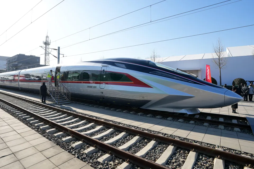 Imagem futurista do trem-bala chinês CR450, com design arrojado e tecnologia de ponta.