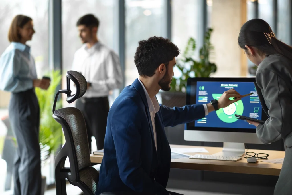 Profissionais de RH trabalhando com tecnologia digital em ambiente corporativo moderno com mudança de mindset.