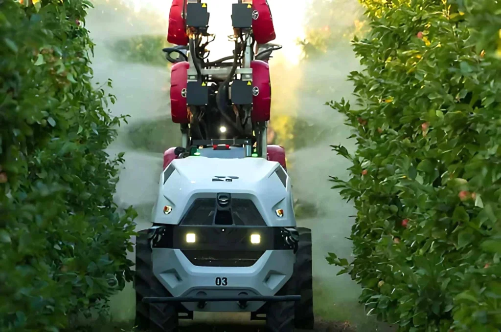 Imagem de um trator autônomo da Robotics Plus operando em uma plantação de culturas especiais, simbolizando a inovação da Yamaha Agriculture.