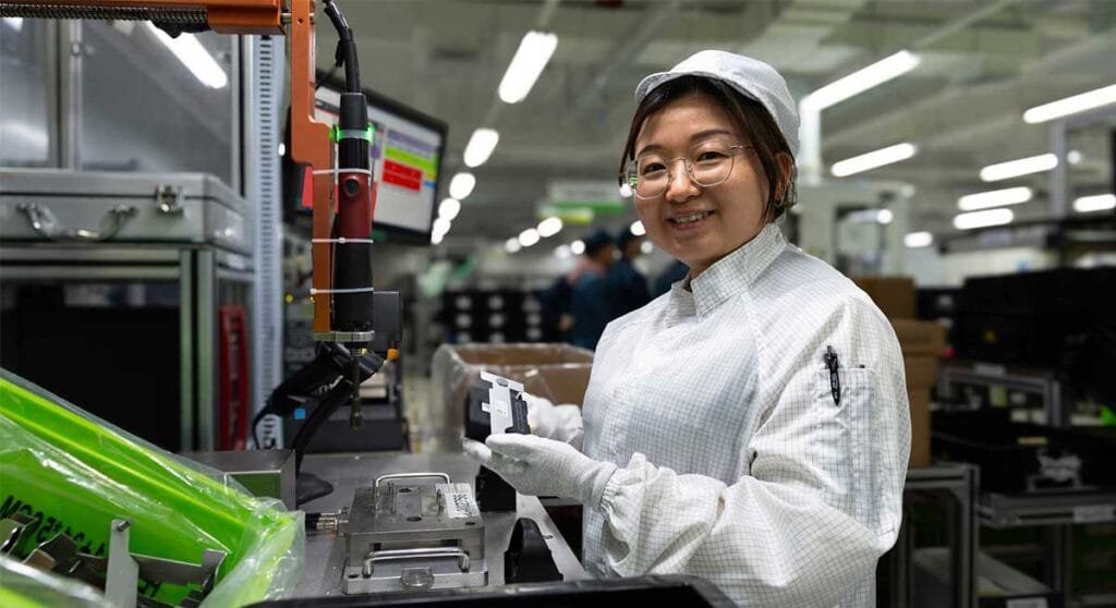 Conheça como a planta da Valeo em Shenzhen foi reconhecida como “Global Lighthouse Factory” em 2025. Veja os impactos da automação, inteligência artificial, sustentabilidade e inovação local que consolidam a transição de “Made in China” para “Invent in China”.