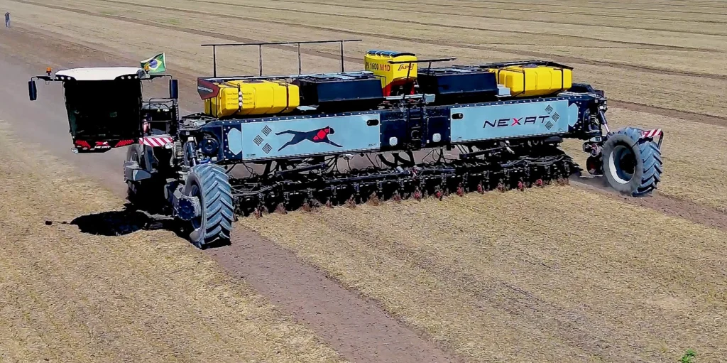 Plataforma agrícola NEXAT com módulo da Baldan em campo aberto, mostrando a largura operacional e a robustez da máquina.